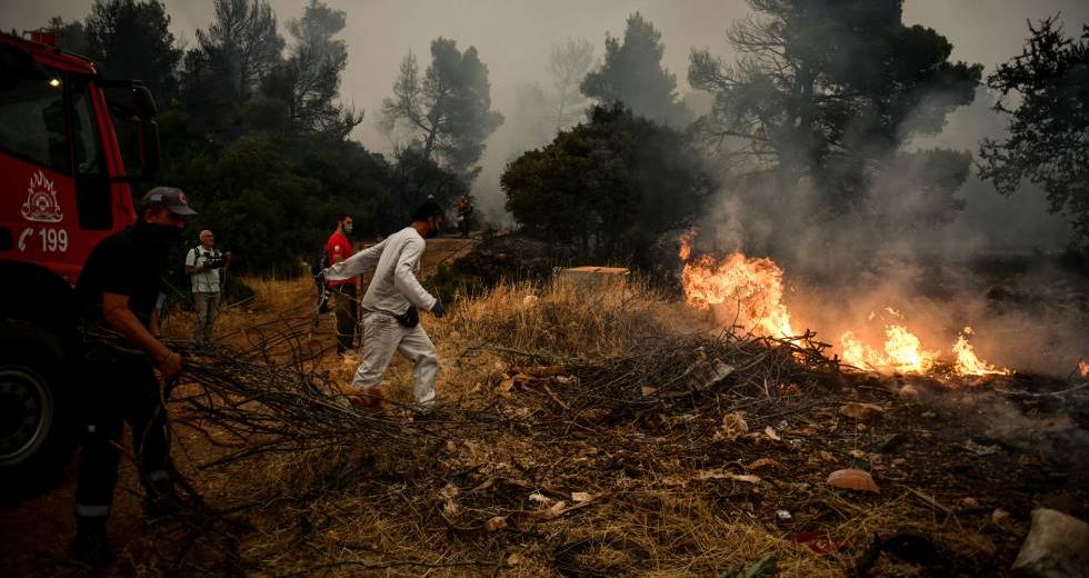 Πύρινο «χάος» ξανά στα Βίλια - Οι άνεμοι στέλνουν τις φλόγες στα Μέγαρα