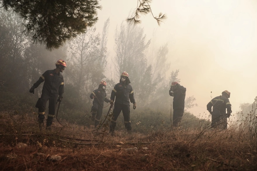 Φωτιά στην Πεντέλη: Χρήση μάσκας προτείνουν οι ειδικοί για τους κατοίκους της Αττικής