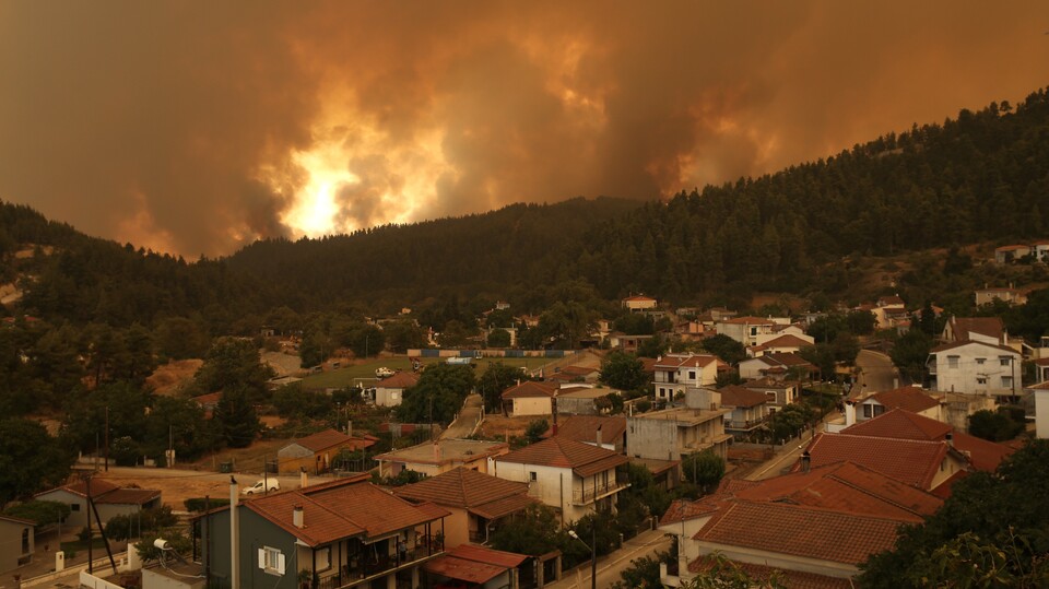 Ανεξέλεγκτες μαίνονται οι πυρκαγιές στην Εύβοια