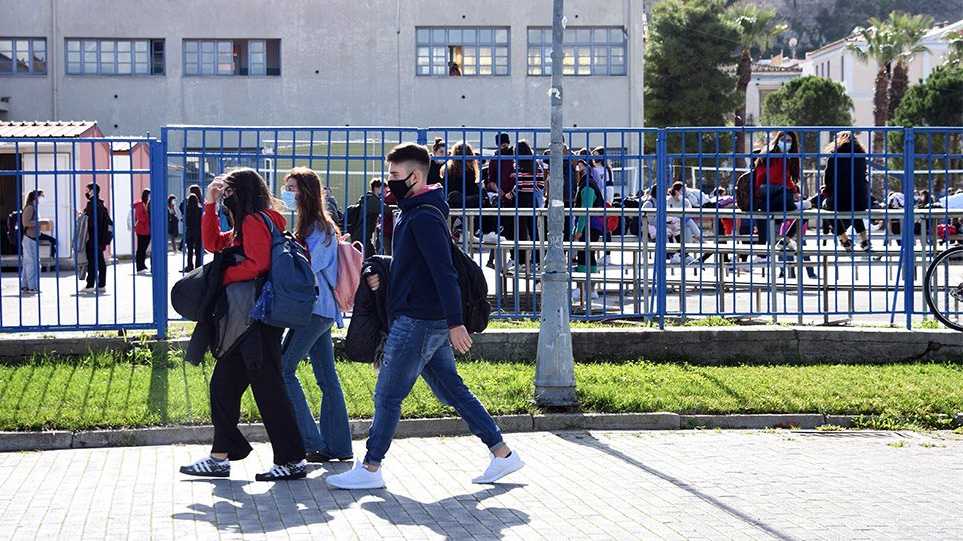 Κορωνοϊός: Φόβοι για εκτόξευση κρουσμάτων μετά το άνοιγμα των σχολείων - Τι προβλέπουν οι ειδικοί