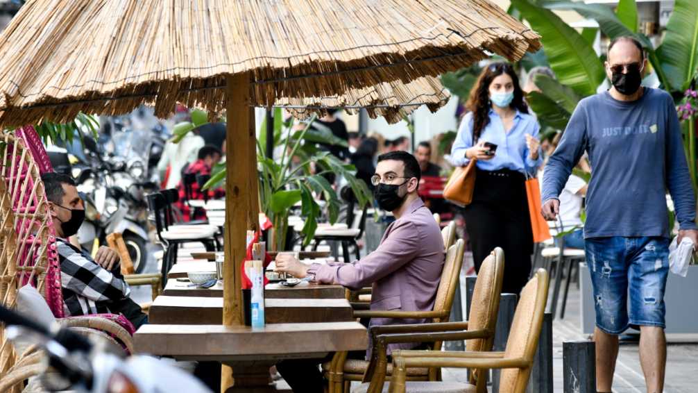 Προνόμια εμβολιασμένων: Μέσω εφαρμογής η είσοδος σε εστιατόρια, μπαρ και γήπεδα