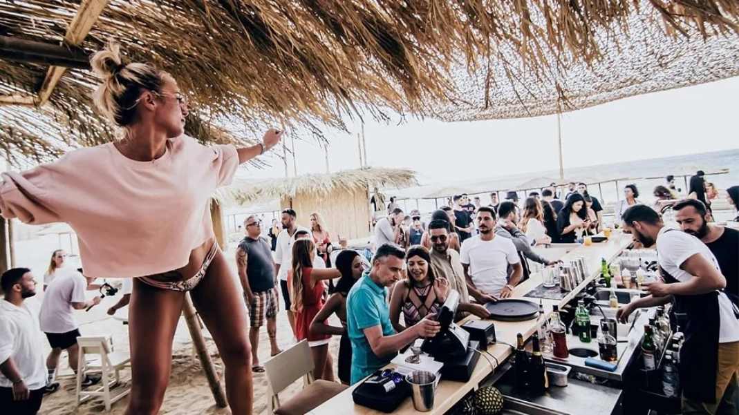 Έκτακτα μέτρα στη Μύκονο λόγω έξαρσης κρουσμάτων - Απαγόρευση κυκλοφορίας και «στοπ» στη μουσική