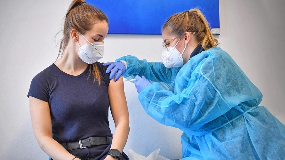 Κορωνοϊός: «Γκάζι» στον εμβολιασμό από Σεπτέμβριο - Ποιους θα αφορά η 3η δόση