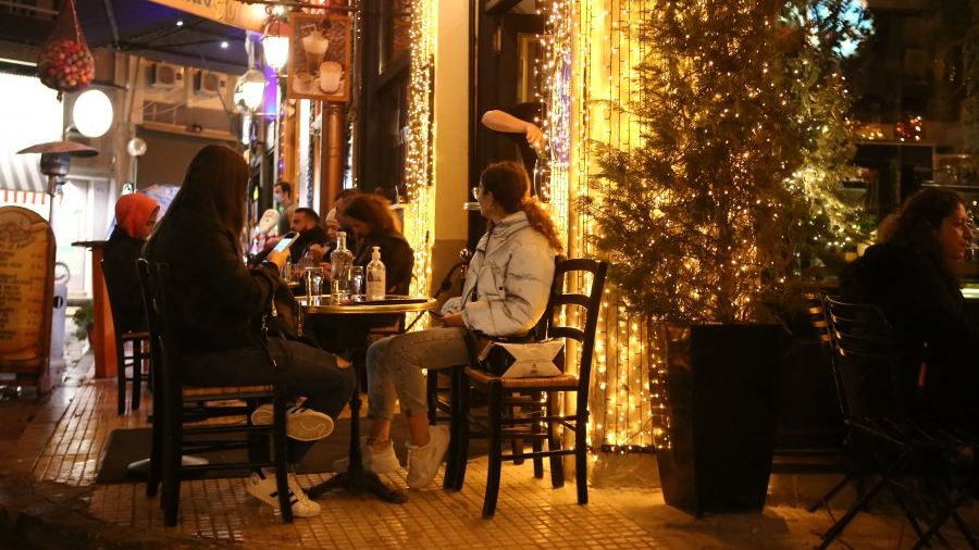 Κορωνοϊός: Φόβοι για περιοριστικά μέτρα στην εστίαση από τις αρχές του 2022