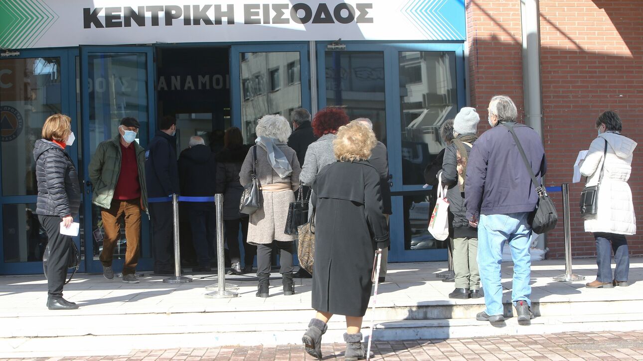 Τέλος χρόνου για τους ανεμβολίαστους άνω των 60 - Από πότε θα επιβάλλεται το πρόστιμο